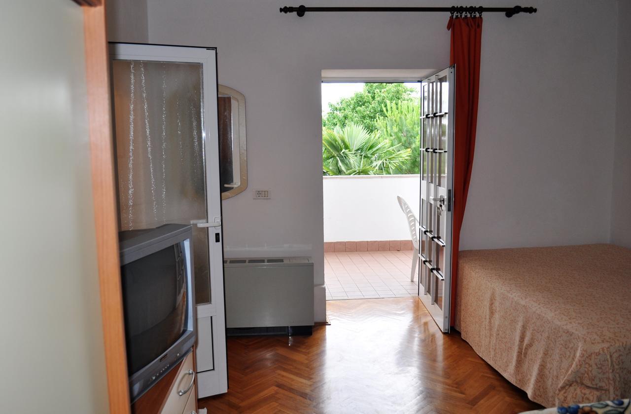 Tri Srca Apartments & Rooms Funtana Esterno foto
