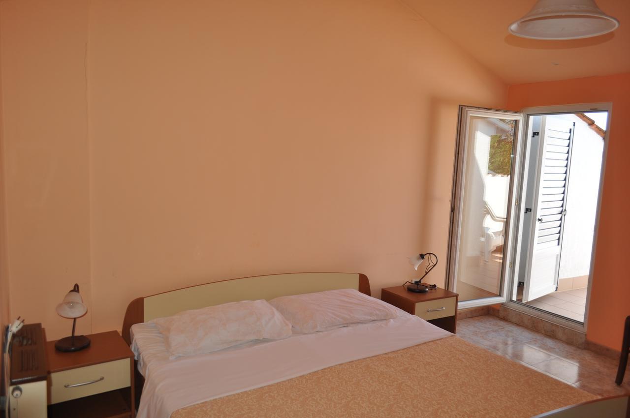 Tri Srca Apartments & Rooms Funtana Esterno foto